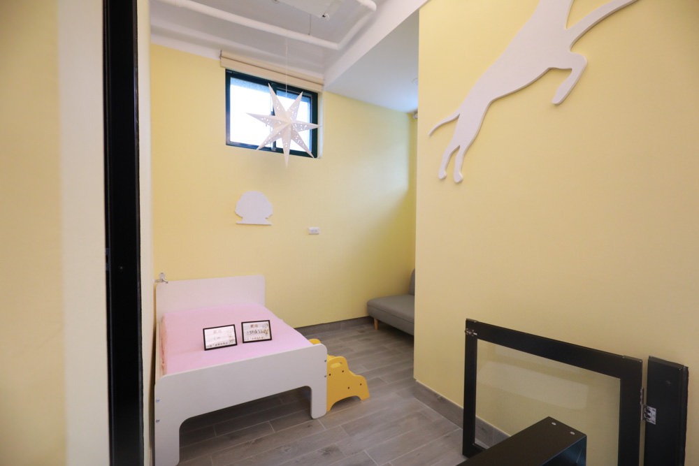 花蓮寵物友善民宿｜花蓮快樂狗寵物民宿。千坪大草原、毛小孩專屬游泳池、每間房間都有毛小孩專屬空間、狗狗床鋪