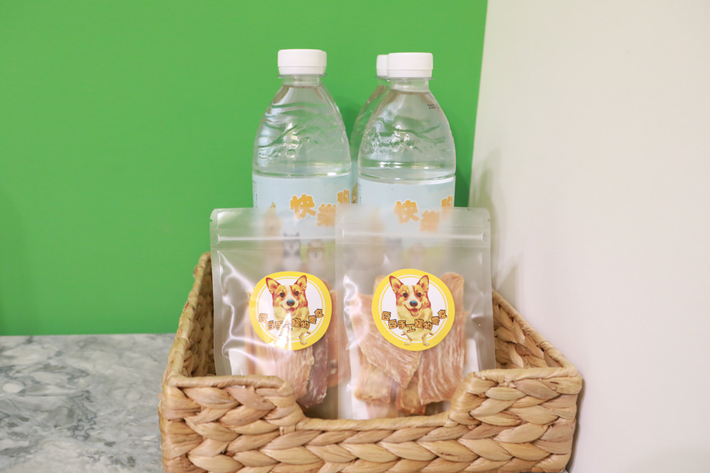 花蓮寵物友善民宿｜花蓮快樂狗寵物民宿。千坪大草原、毛小孩專屬游泳池、每間房間都有毛小孩專屬空間、狗狗床鋪