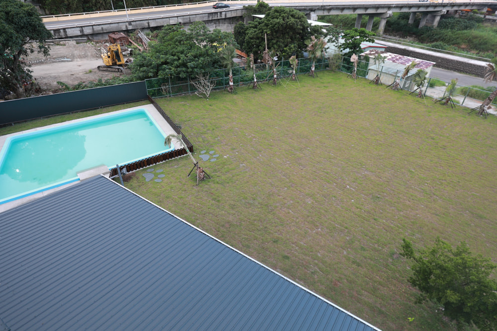 花蓮寵物友善民宿｜花蓮快樂狗寵物民宿。千坪大草原、毛小孩專屬游泳池、每間房間都有毛小孩專屬空間、狗狗床鋪