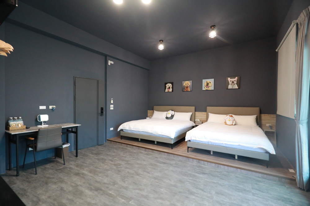 花蓮寵物友善民宿｜花蓮快樂狗寵物民宿。千坪大草原、毛小孩專屬游泳池、每間房間都有毛小孩專屬空間、狗狗床鋪