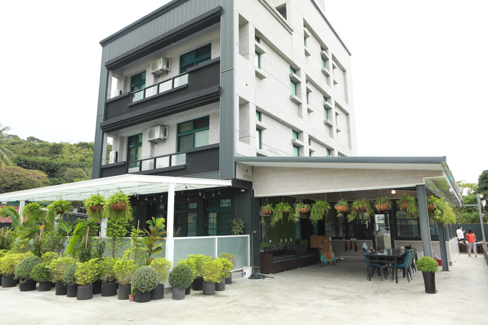 花蓮寵物友善民宿｜花蓮快樂狗寵物民宿。千坪大草原、毛小孩專屬游泳池、每間房間都有毛小孩專屬空間、狗狗床鋪