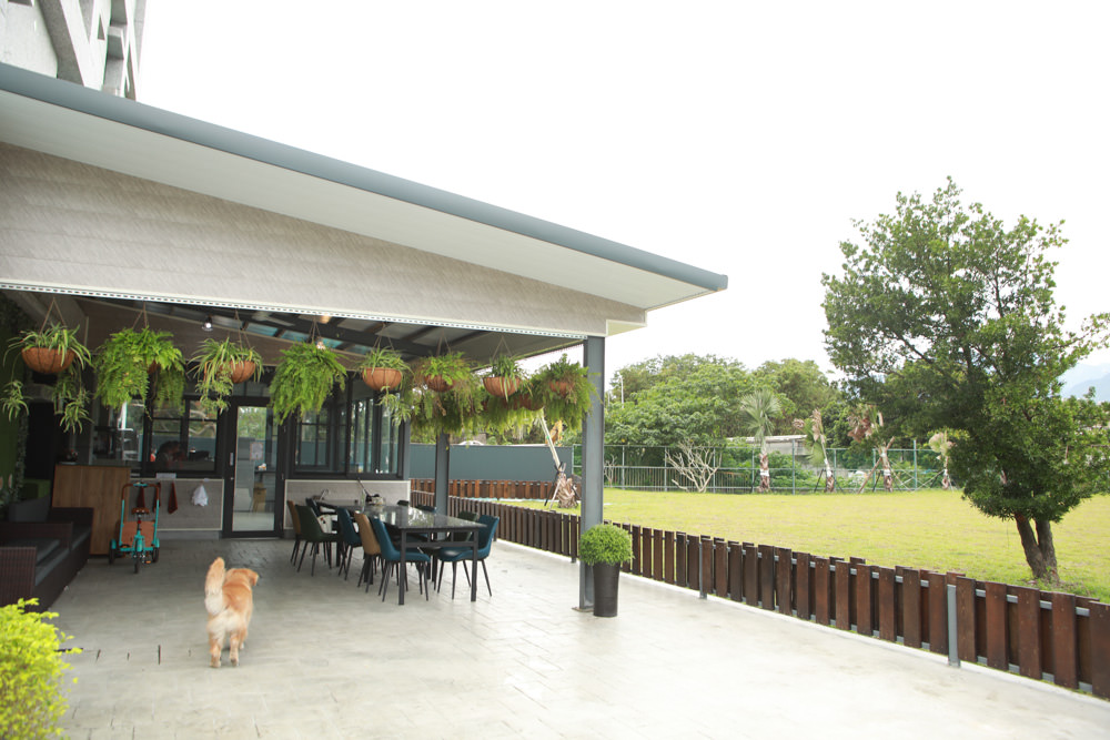 花蓮寵物友善民宿｜花蓮快樂狗寵物民宿。千坪大草原、毛小孩專屬游泳池、每間房間都有毛小孩專屬空間、狗狗床鋪