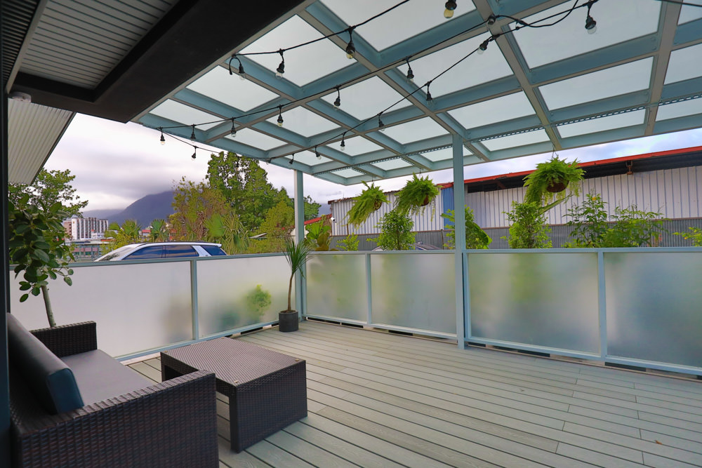 花蓮寵物友善民宿｜花蓮快樂狗寵物民宿。千坪大草原、毛小孩專屬游泳池、每間房間都有毛小孩專屬空間、狗狗床鋪