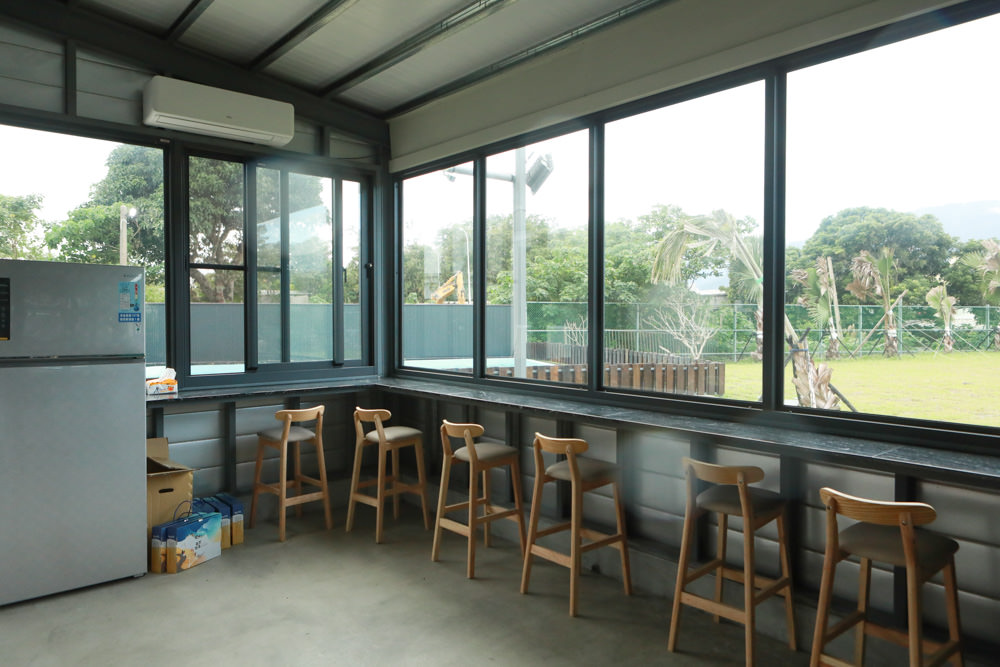 花蓮寵物友善民宿｜花蓮快樂狗寵物民宿。千坪大草原、毛小孩專屬游泳池、每間房間都有毛小孩專屬空間、狗狗床鋪