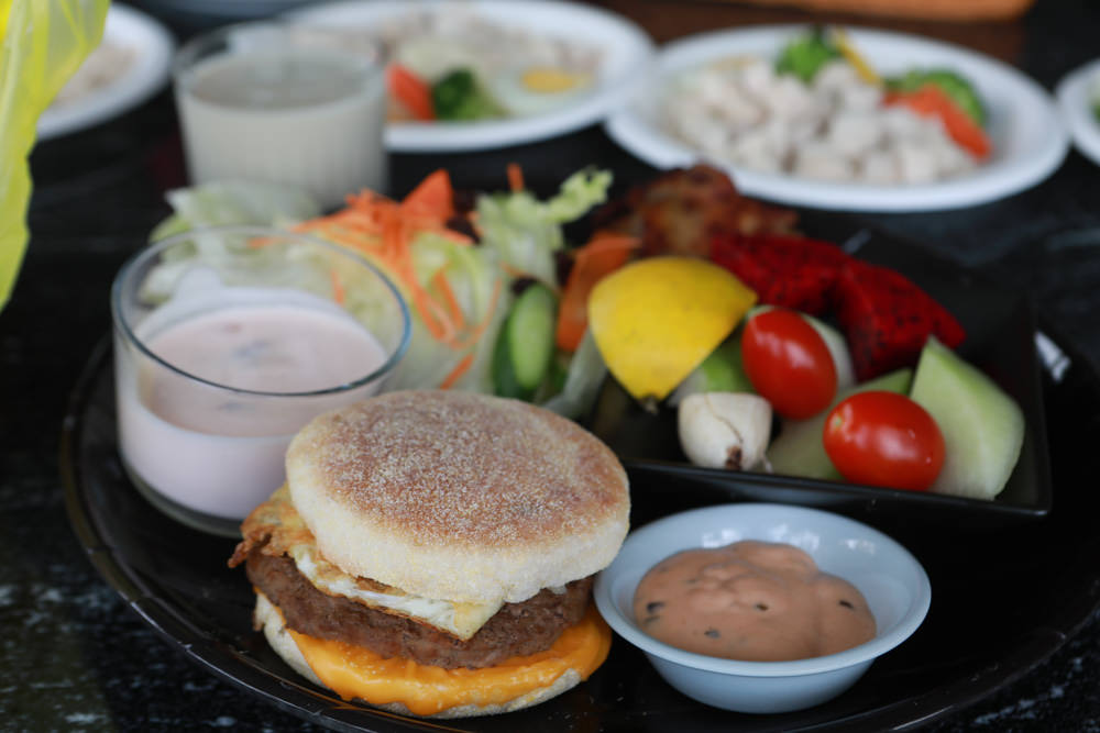 花蓮寵物友善民宿｜花蓮快樂狗寵物民宿。千坪大草原、毛小孩專屬游泳池、每間房間都有毛小孩專屬空間、狗狗床鋪