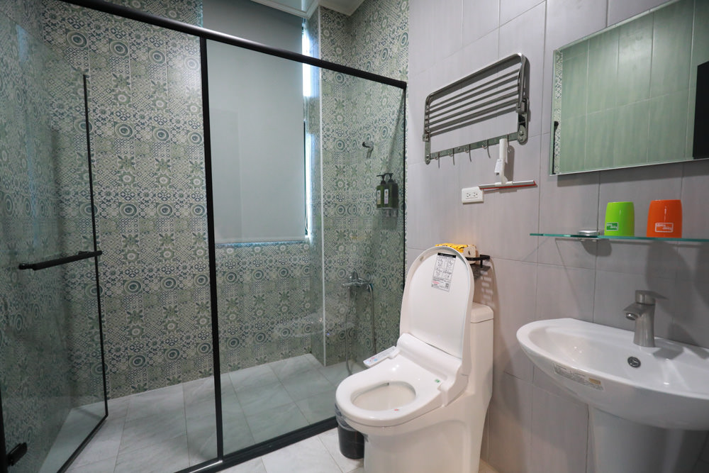 花蓮寵物友善民宿｜花蓮快樂狗寵物民宿。千坪大草原、毛小孩專屬游泳池、每間房間都有毛小孩專屬空間、狗狗床鋪