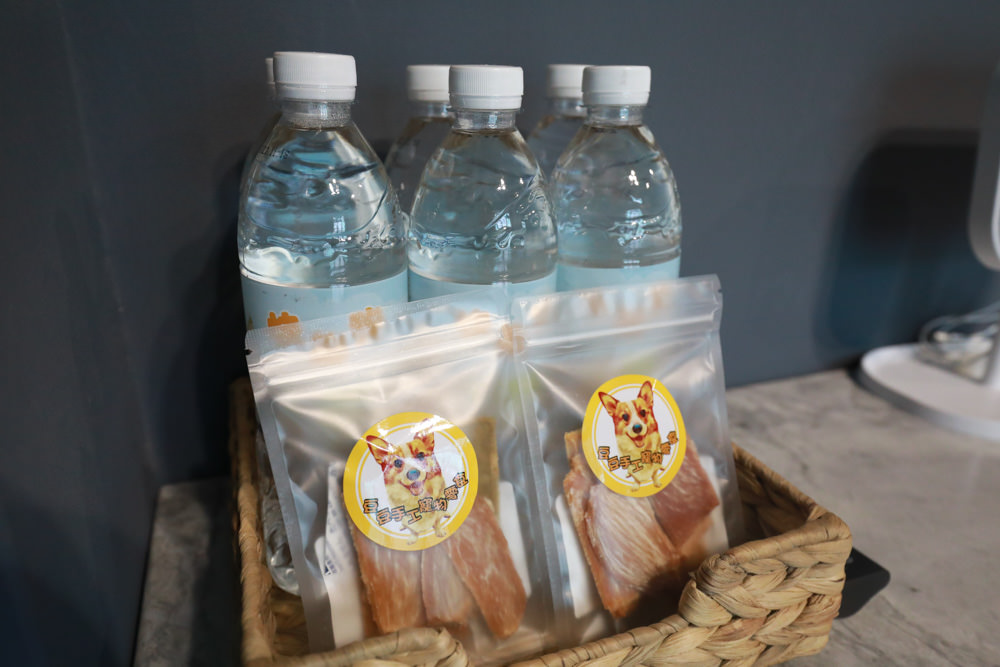 花蓮寵物友善民宿｜花蓮快樂狗寵物民宿。千坪大草原、毛小孩專屬游泳池、每間房間都有毛小孩專屬空間、狗狗床鋪