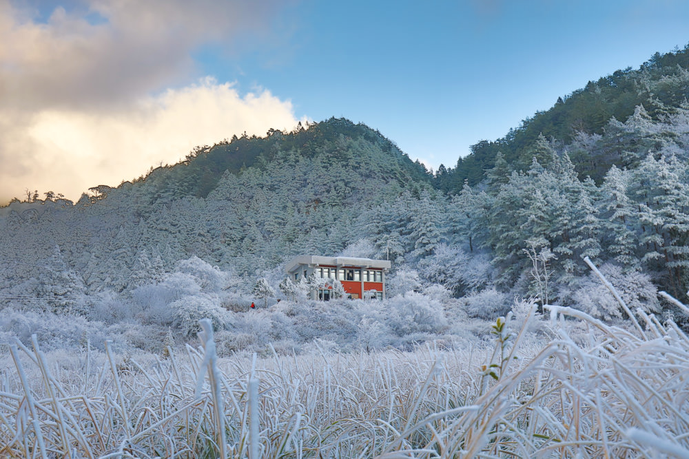 宜蘭景點｜思源埡口下雪。台七甲線宜蘭、台中交界、絕美銀白世界、雪白森林中中的寂寞派出所