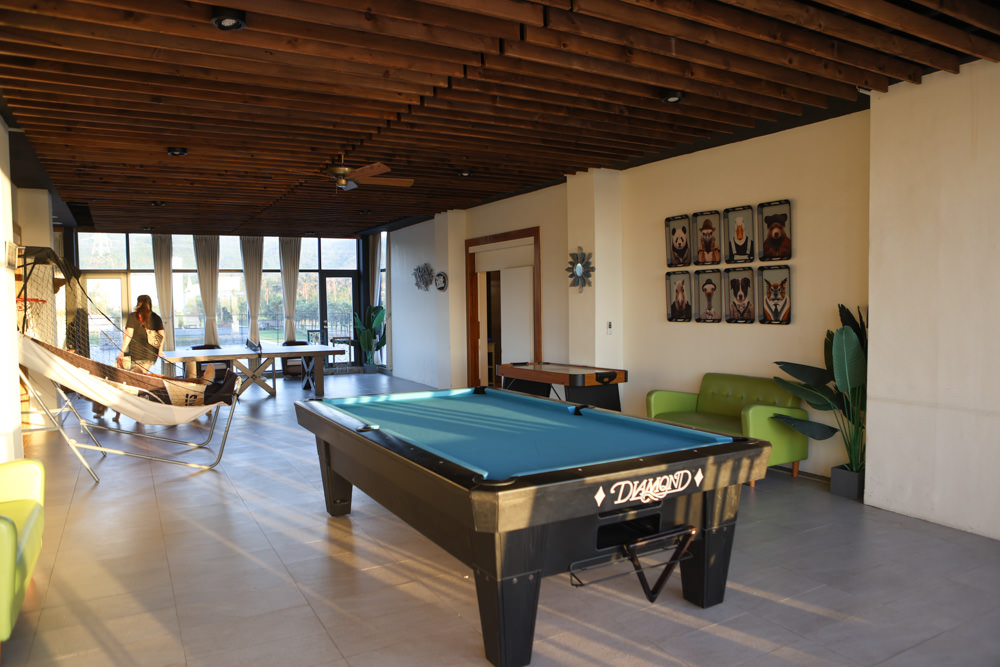 墾丁住宿｜戀戀星辰湖畔莊園民宿-星光館。絕美龍鑾潭湖畔景緻、墾丁寵物友善民宿、墾丁親子民宿、係水池、大草皮、兒童賽車