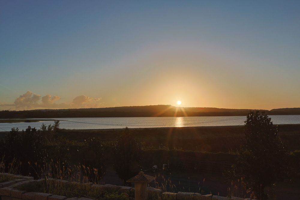 墾丁住宿｜戀戀星辰湖畔莊園民宿-星光館。絕美龍鑾潭湖畔景緻、墾丁寵物友善民宿、墾丁親子民宿、係水池、大草皮、兒童賽車