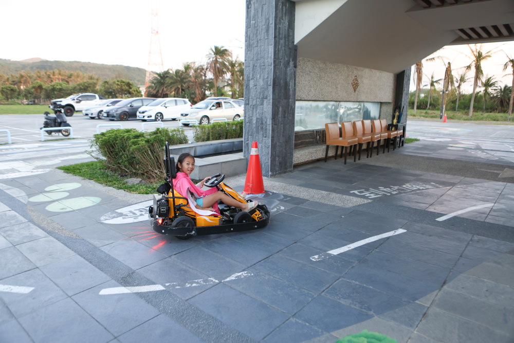 墾丁住宿｜戀戀星辰湖畔莊園民宿-星光館。絕美龍鑾潭湖畔景緻、墾丁寵物友善民宿、墾丁親子民宿、係水池、大草皮、兒童賽車