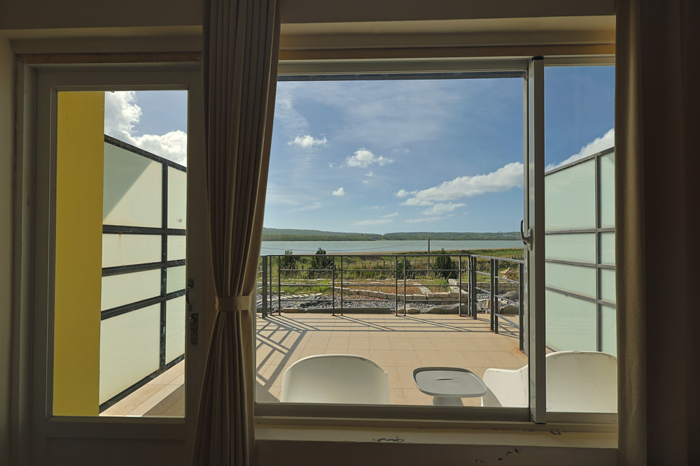 墾丁住宿｜戀戀星辰湖畔莊園民宿-星光館。絕美龍鑾潭湖畔景緻、墾丁寵物友善民宿、墾丁親子民宿、係水池、大草皮、兒童賽車