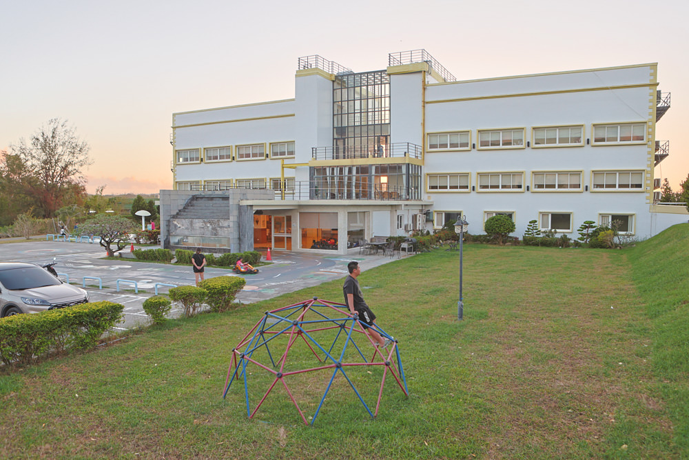 墾丁住宿｜戀戀星辰湖畔莊園民宿-星光館。絕美龍鑾潭湖畔景緻、墾丁寵物友善民宿、墾丁親子民宿、係水池、大草皮、兒童賽車