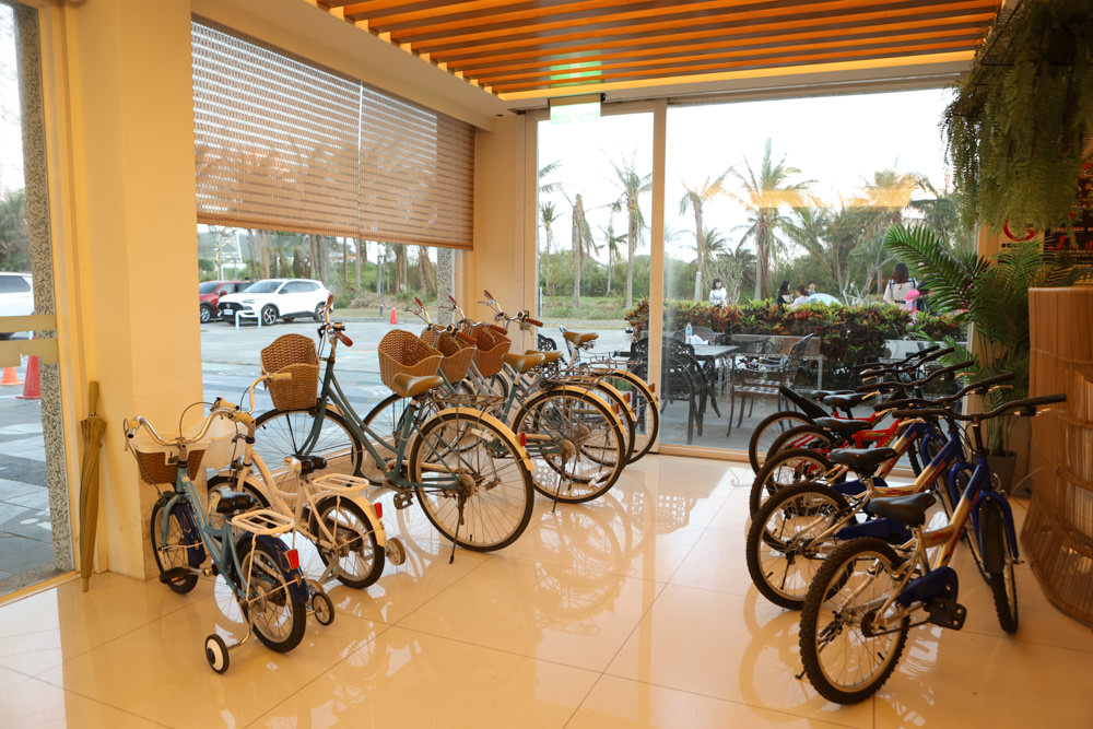 墾丁住宿｜戀戀星辰湖畔莊園民宿-星光館。絕美龍鑾潭湖畔景緻、墾丁寵物友善民宿、墾丁親子民宿、係水池、大草皮、兒童賽車