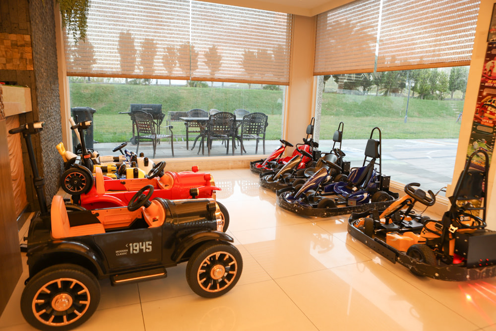 墾丁住宿｜戀戀星辰湖畔莊園民宿-星光館。絕美龍鑾潭湖畔景緻、墾丁寵物友善民宿、墾丁親子民宿、係水池、大草皮、兒童賽車