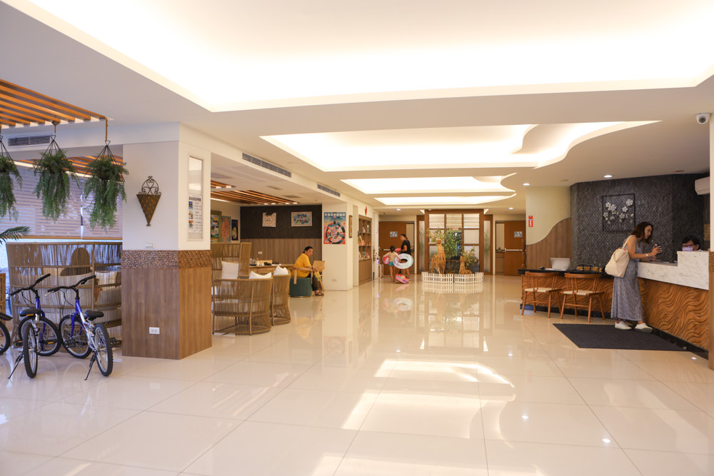 墾丁住宿｜戀戀星辰湖畔莊園民宿-星光館。絕美龍鑾潭湖畔景緻、墾丁寵物友善民宿、墾丁親子民宿、係水池、大草皮、兒童賽車