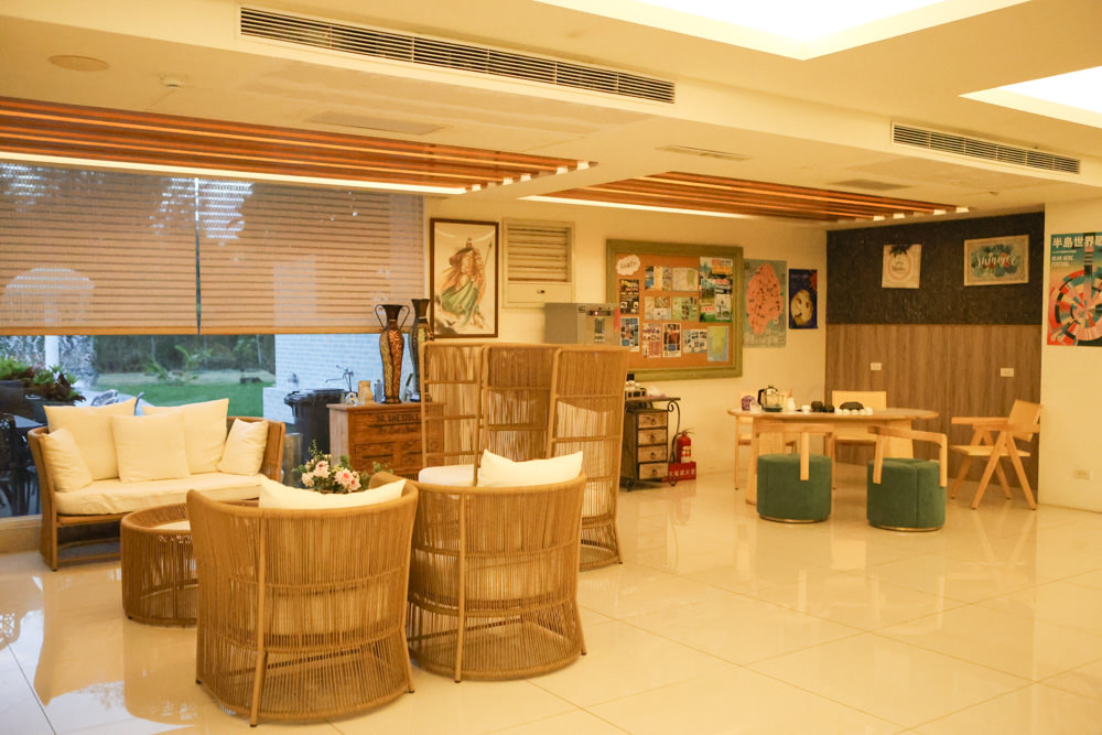 墾丁住宿｜戀戀星辰湖畔莊園民宿-星光館。絕美龍鑾潭湖畔景緻、墾丁寵物友善民宿、墾丁親子民宿、係水池、大草皮、兒童賽車