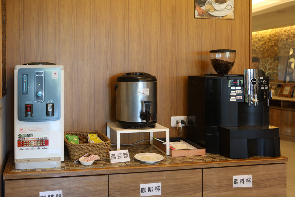 墾丁住宿｜戀戀星辰湖畔莊園民宿-星光館。絕美龍鑾潭湖畔景緻、墾丁寵物友善民宿、墾丁親子民宿、係水池、大草皮、兒童賽車