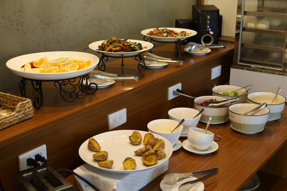 墾丁住宿｜戀戀星辰湖畔莊園民宿-星光館。絕美龍鑾潭湖畔景緻、墾丁寵物友善民宿、墾丁親子民宿、係水池、大草皮、兒童賽車