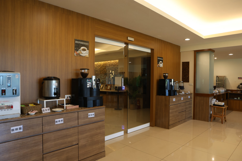 墾丁住宿｜戀戀星辰湖畔莊園民宿-星光館。絕美龍鑾潭湖畔景緻、墾丁寵物友善民宿、墾丁親子民宿、係水池、大草皮、兒童賽車