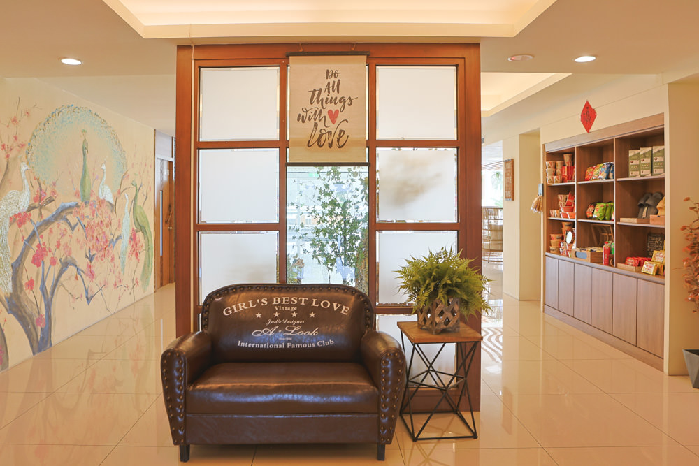 墾丁住宿｜戀戀星辰湖畔莊園民宿-星光館。絕美龍鑾潭湖畔景緻、墾丁寵物友善民宿、墾丁親子民宿、係水池、大草皮、兒童賽車