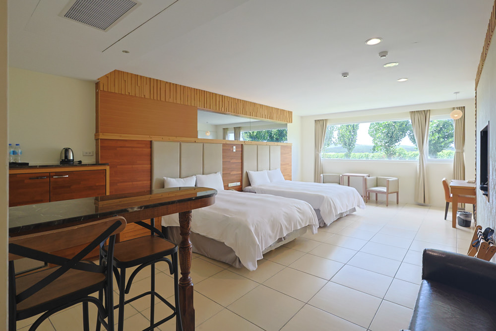 墾丁住宿｜戀戀星辰湖畔莊園民宿-星光館。絕美龍鑾潭湖畔景緻、墾丁寵物友善民宿、墾丁親子民宿、係水池、大草皮、兒童賽車