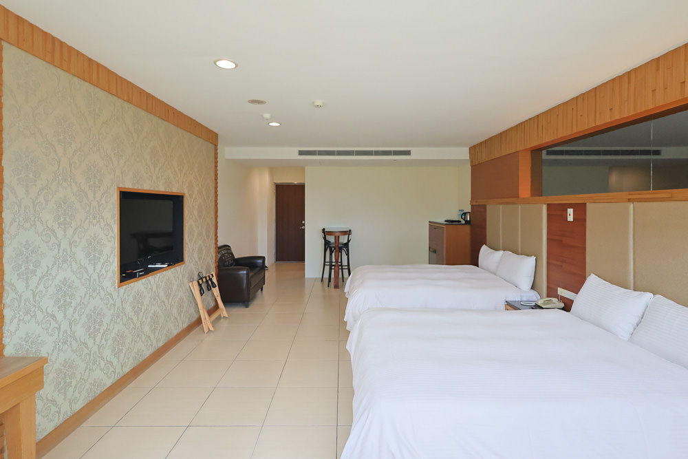 墾丁住宿｜戀戀星辰湖畔莊園民宿-星光館。絕美龍鑾潭湖畔景緻、墾丁寵物友善民宿、墾丁親子民宿、係水池、大草皮、兒童賽車