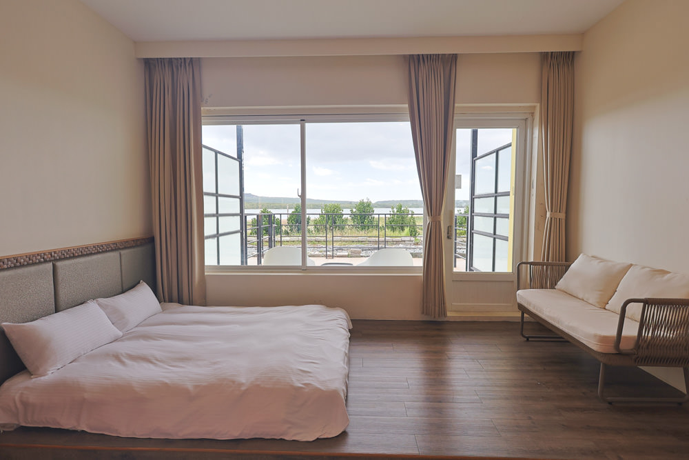 墾丁住宿｜戀戀星辰湖畔莊園民宿-星光館。絕美龍鑾潭湖畔景緻、墾丁寵物友善民宿、墾丁親子民宿、係水池、大草皮、兒童賽車