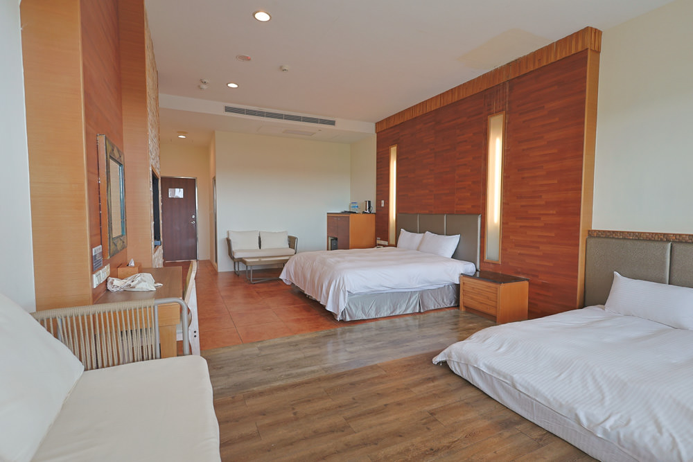 墾丁住宿｜戀戀星辰湖畔莊園民宿-星光館。絕美龍鑾潭湖畔景緻、墾丁寵物友善民宿、墾丁親子民宿、係水池、大草皮、兒童賽車