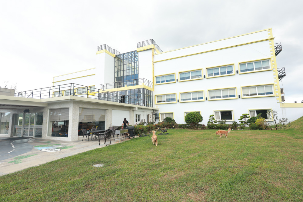 墾丁住宿｜戀戀星辰湖畔莊園民宿-星光館。絕美龍鑾潭湖畔景緻、墾丁寵物友善民宿、墾丁親子民宿、係水池、大草皮、兒童賽車