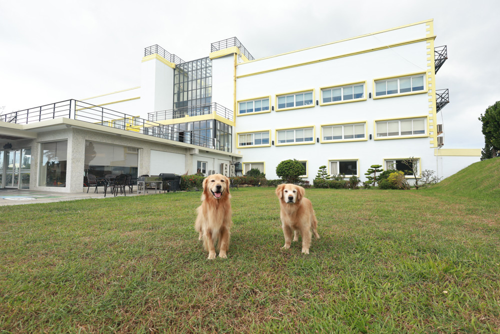 墾丁住宿｜戀戀星辰湖畔莊園民宿-星光館。絕美龍鑾潭湖畔景緻、墾丁寵物友善民宿、墾丁親子民宿、係水池、大草皮、兒童賽車