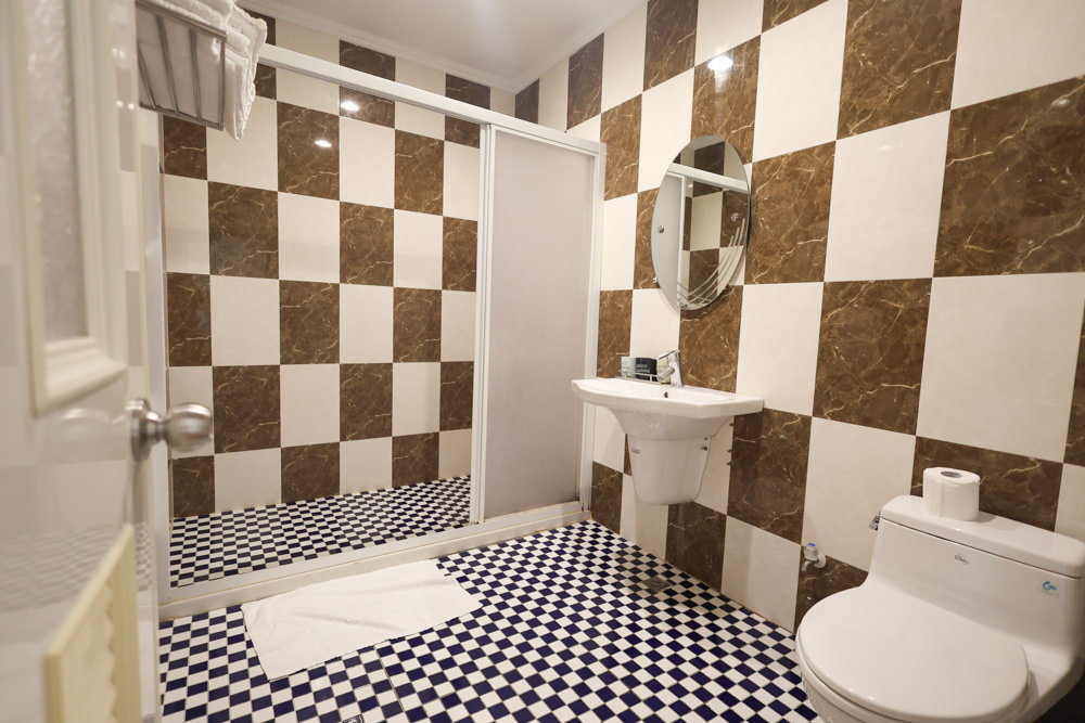 墾丁住宿｜戀戀星辰湖畔莊園民宿-星光館。絕美龍鑾潭湖畔景緻、墾丁寵物友善民宿、墾丁親子民宿、係水池、大草皮、兒童賽車