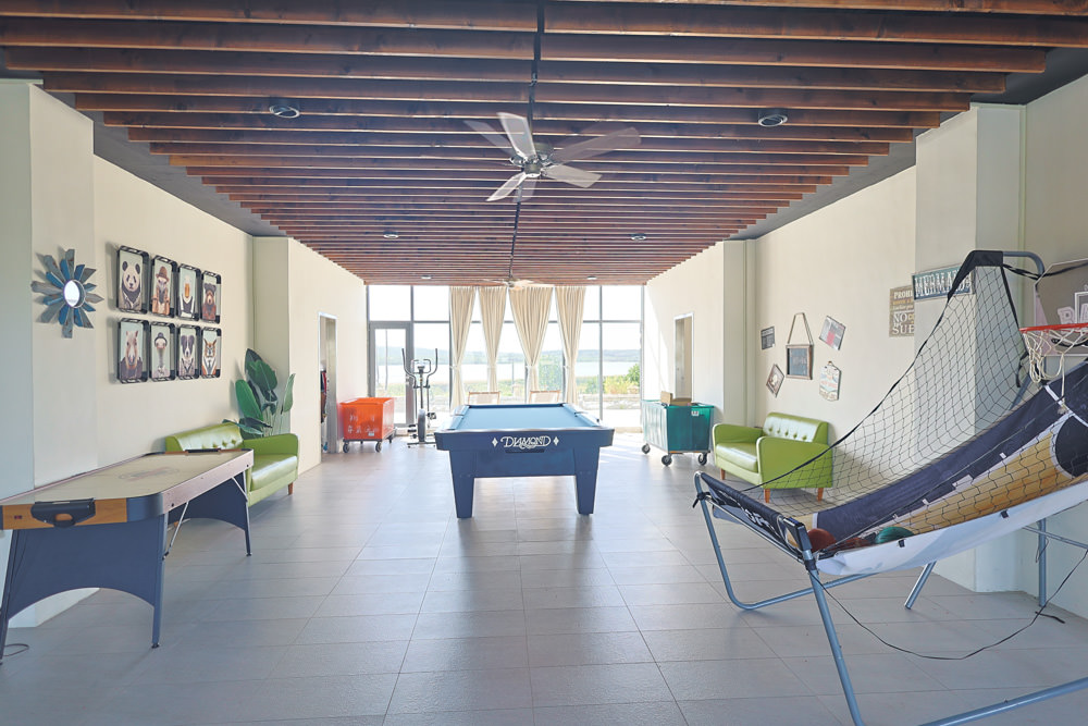 墾丁住宿｜戀戀星辰湖畔莊園民宿-星光館。絕美龍鑾潭湖畔景緻、墾丁寵物友善民宿、墾丁親子民宿、係水池、大草皮、兒童賽車