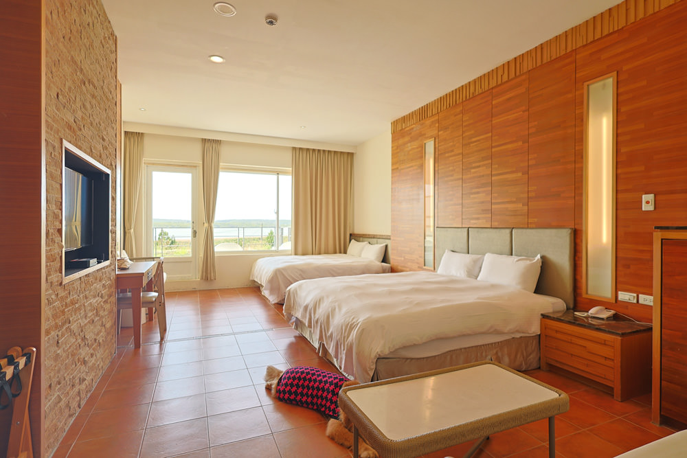 墾丁住宿｜戀戀星辰湖畔莊園民宿-星光館。絕美龍鑾潭湖畔景緻、墾丁寵物友善民宿、墾丁親子民宿、係水池、大草皮、兒童賽車