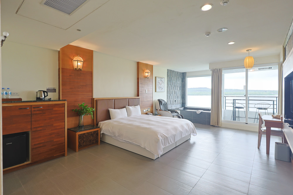 墾丁住宿｜戀戀星辰湖畔莊園民宿-星光館。絕美龍鑾潭湖畔景緻、墾丁寵物友善民宿、墾丁親子民宿、係水池、大草皮、兒童賽車