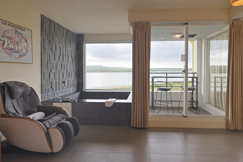 墾丁住宿｜戀戀星辰湖畔莊園民宿-星光館。絕美龍鑾潭湖畔景緻、墾丁寵物友善民宿、墾丁親子民宿、係水池、大草皮、兒童賽車