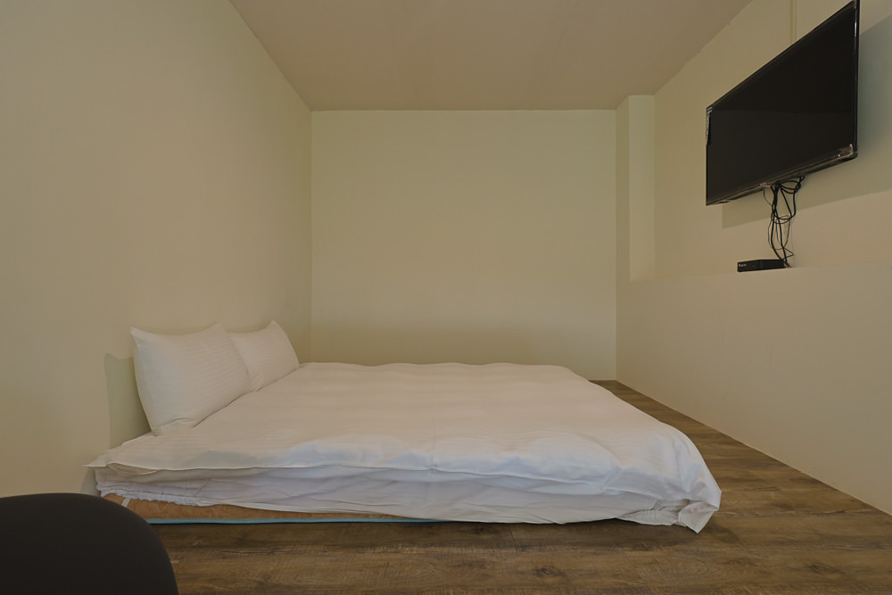 墾丁住宿｜戀戀星辰湖畔莊園民宿-星光館。絕美龍鑾潭湖畔景緻、墾丁寵物友善民宿、墾丁親子民宿、係水池、大草皮、兒童賽車