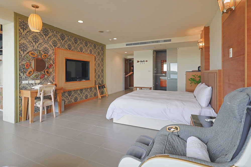 墾丁住宿｜戀戀星辰湖畔莊園民宿-星光館。絕美龍鑾潭湖畔景緻、墾丁寵物友善民宿、墾丁親子民宿、係水池、大草皮、兒童賽車