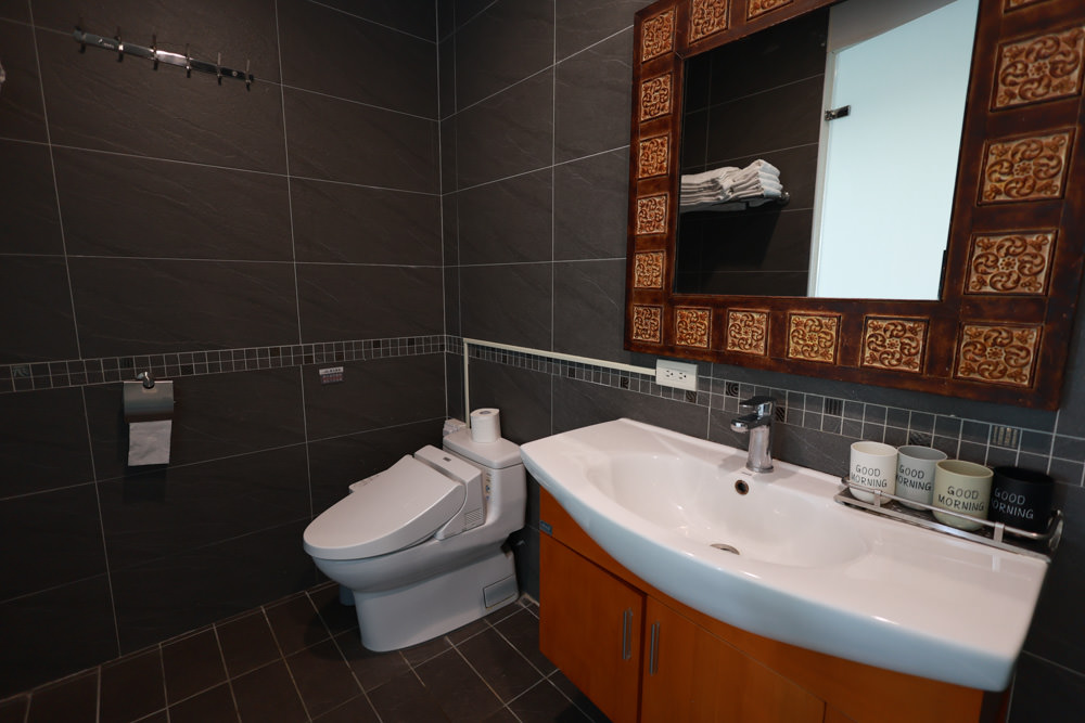 墾丁住宿｜戀戀星辰湖畔莊園民宿-星光館。絕美龍鑾潭湖畔景緻、墾丁寵物友善民宿、墾丁親子民宿、係水池、大草皮、兒童賽車