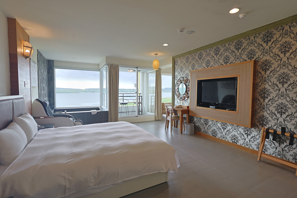 墾丁住宿｜戀戀星辰湖畔莊園民宿-星光館。絕美龍鑾潭湖畔景緻、墾丁寵物友善民宿、墾丁親子民宿、係水池、大草皮、兒童賽車