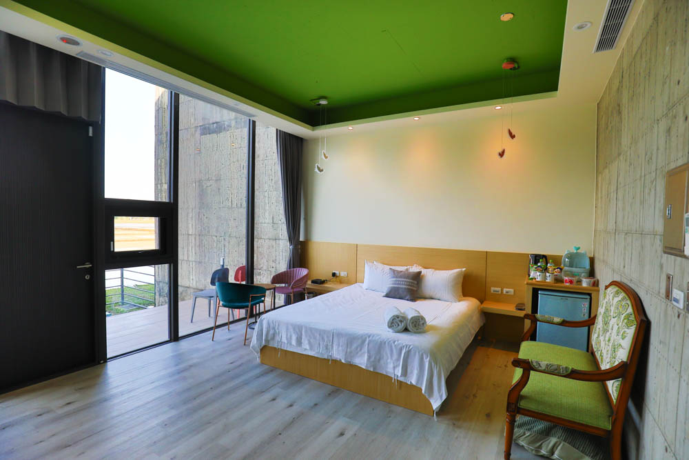 宜蘭美食民宿推薦｜捉迷藏寵物友善民宿、吸貓咖啡館（早午餐、下午茶）。主題星空泳池房、佇立宜蘭平原稻田元野中的清水模建築