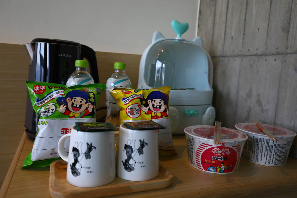 宜蘭美食民宿推薦｜捉迷藏寵物友善民宿、吸貓咖啡館（早午餐、下午茶）。主題星空泳池房、佇立宜蘭平原稻田元野中的清水模建築