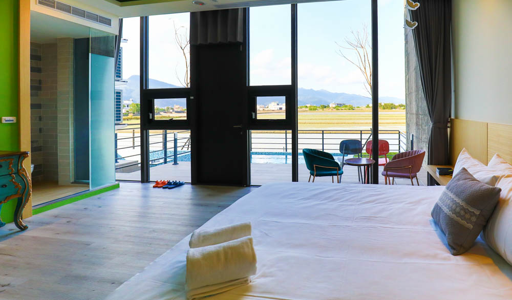 宜蘭美食民宿推薦｜捉迷藏寵物友善民宿、吸貓咖啡館（早午餐、下午茶）。主題星空泳池房、佇立宜蘭平原稻田元野中的清水模建築