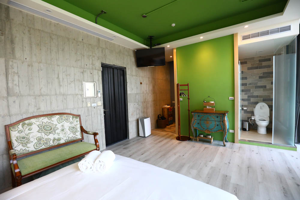 宜蘭美食民宿推薦｜捉迷藏寵物友善民宿、吸貓咖啡館（早午餐、下午茶）。主題星空泳池房、佇立宜蘭平原稻田元野中的清水模建築