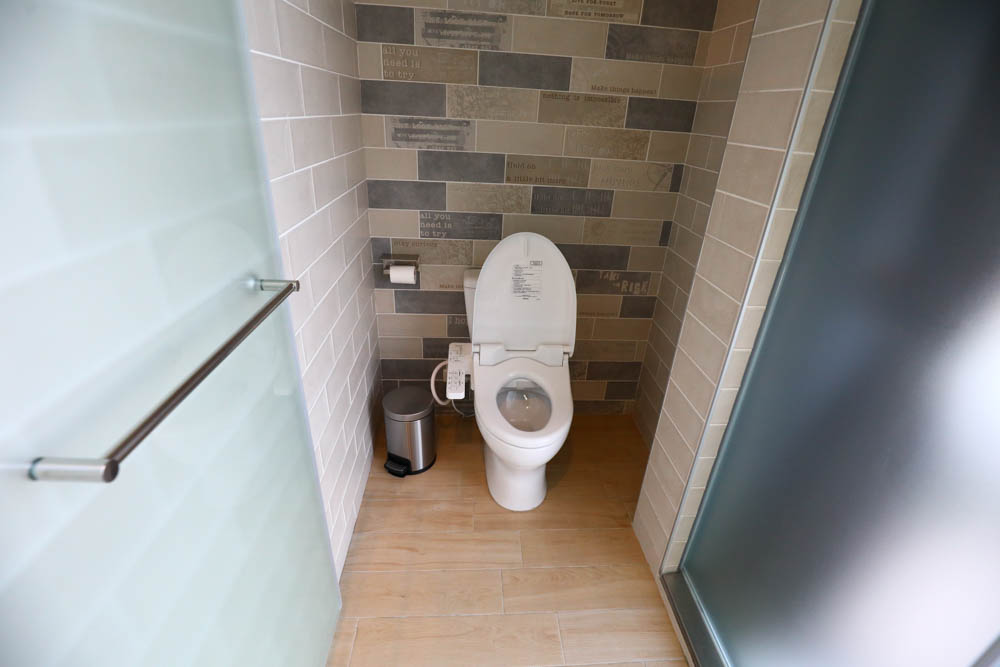 宜蘭美食民宿推薦｜捉迷藏寵物友善民宿、吸貓咖啡館（早午餐、下午茶）。主題星空泳池房、佇立宜蘭平原稻田元野中的清水模建築