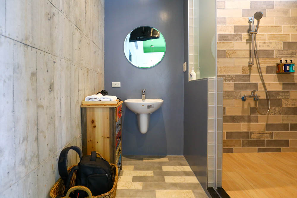 宜蘭美食民宿推薦｜捉迷藏寵物友善民宿、吸貓咖啡館（早午餐、下午茶）。主題星空泳池房、佇立宜蘭平原稻田元野中的清水模建築