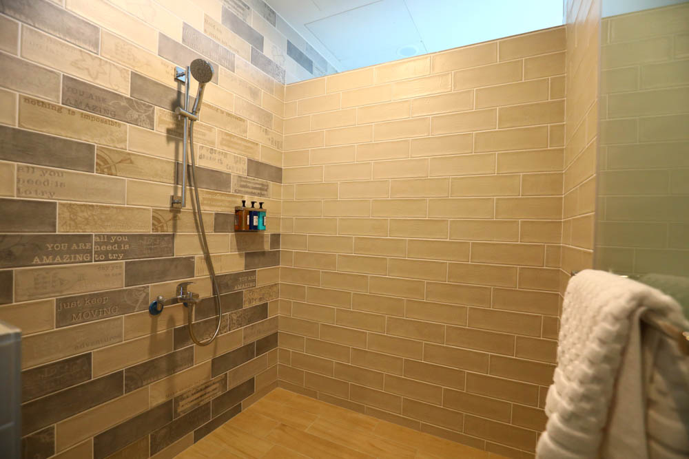 宜蘭美食民宿推薦｜捉迷藏寵物友善民宿、吸貓咖啡館（早午餐、下午茶）。主題星空泳池房、佇立宜蘭平原稻田元野中的清水模建築