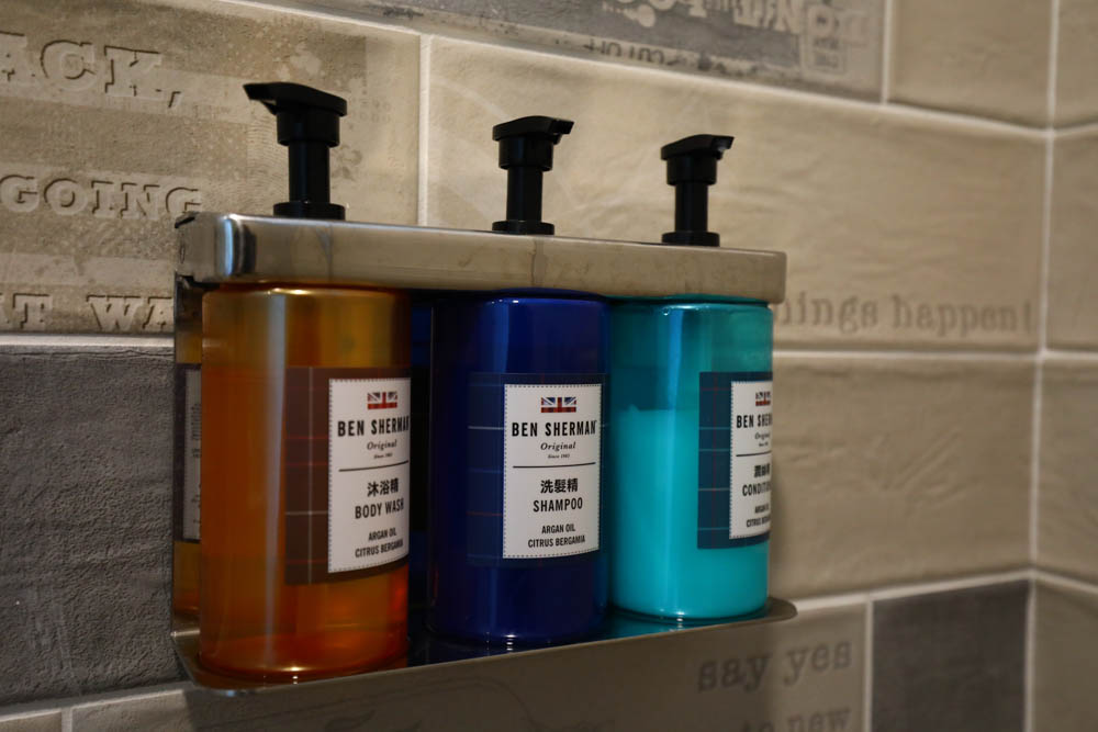 宜蘭美食民宿推薦｜捉迷藏寵物友善民宿、吸貓咖啡館（早午餐、下午茶）。主題星空泳池房、佇立宜蘭平原稻田元野中的清水模建築