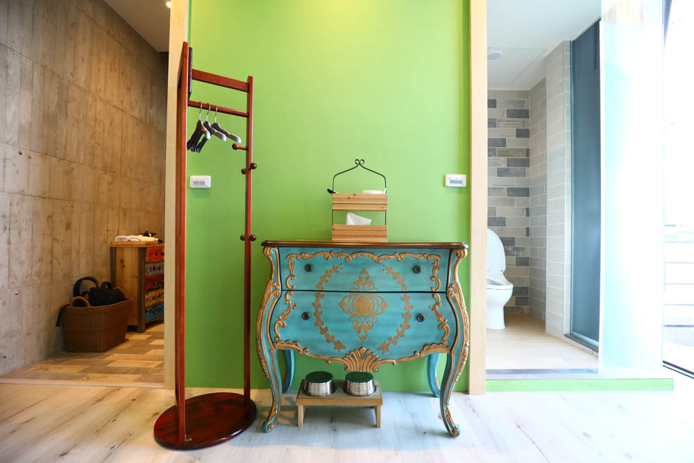 宜蘭美食民宿推薦｜捉迷藏寵物友善民宿、吸貓咖啡館（早午餐、下午茶）。主題星空泳池房、佇立宜蘭平原稻田元野中的清水模建築