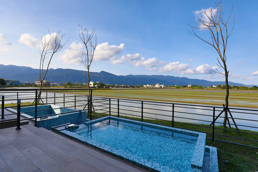 宜蘭美食民宿推薦｜捉迷藏寵物友善民宿、吸貓咖啡館（早午餐、下午茶）。主題星空泳池房、佇立宜蘭平原稻田元野中的清水模建築